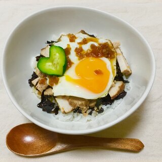 香味野菜焼豚コロコロ海苔目玉焼きのっけ丼♡